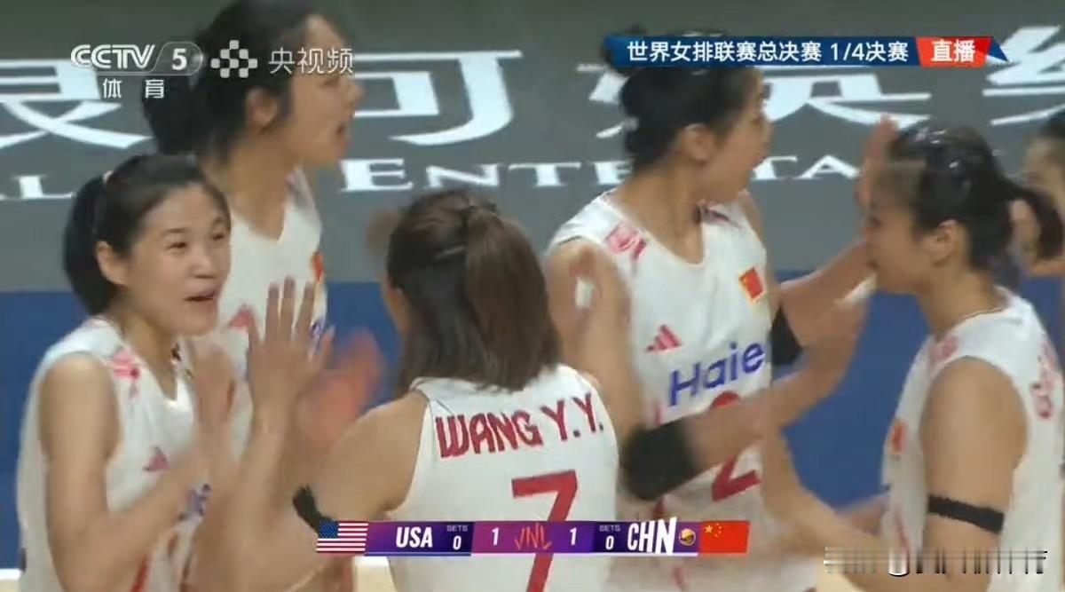中国女排貌似真的不会打淘汰赛啊，第一局上来被美国女排牢牢压制，主场被美国女排狠虐
