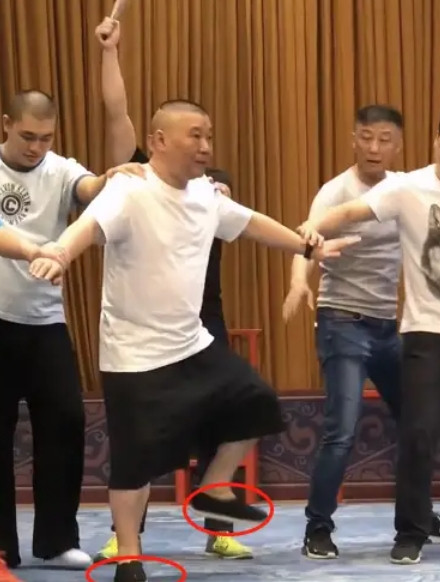 有一次，郭德纲在大连办了一个演出专场，等到演出结束后，已经是午夜了。当他准备坐着