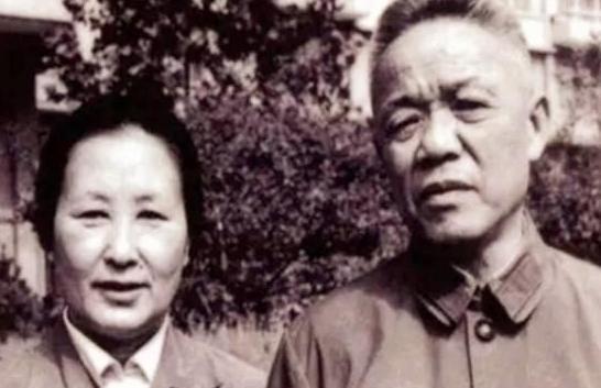 1967年，韩先楚在武汉东湖宾馆养病，因麻雀在外边太吵人，他拿出枪对准枝头开了一