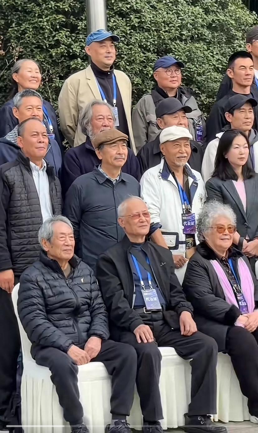 老艺术家大合影,一个个很面熟,那一代人能吃苦,演艺水平个个挺棒!大咖太多了,楚