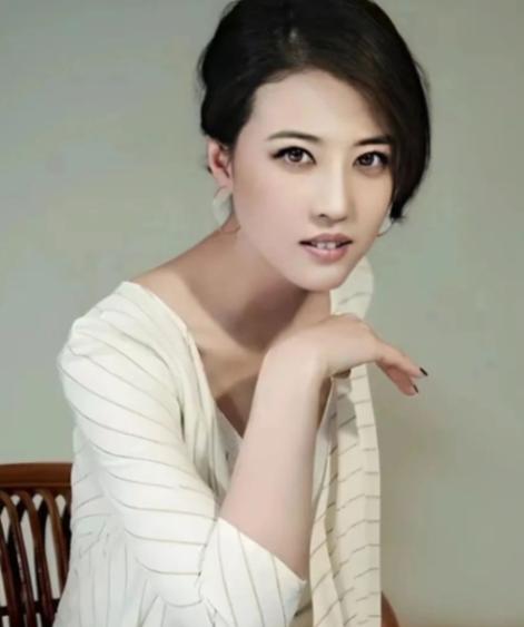 1990年，吕良伟父亲大骂：“你老婆周海媚天天睡到12点，这么懒的女人，也不伺候