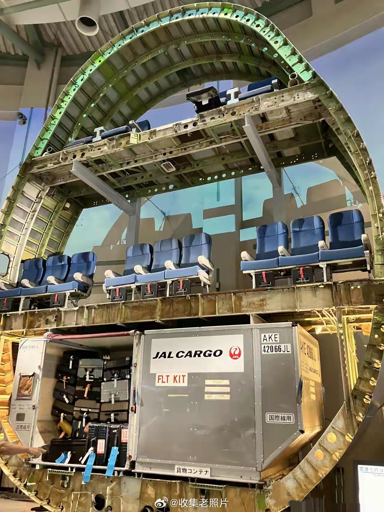 波音747飞机的横截面，行李原来在座位底下。