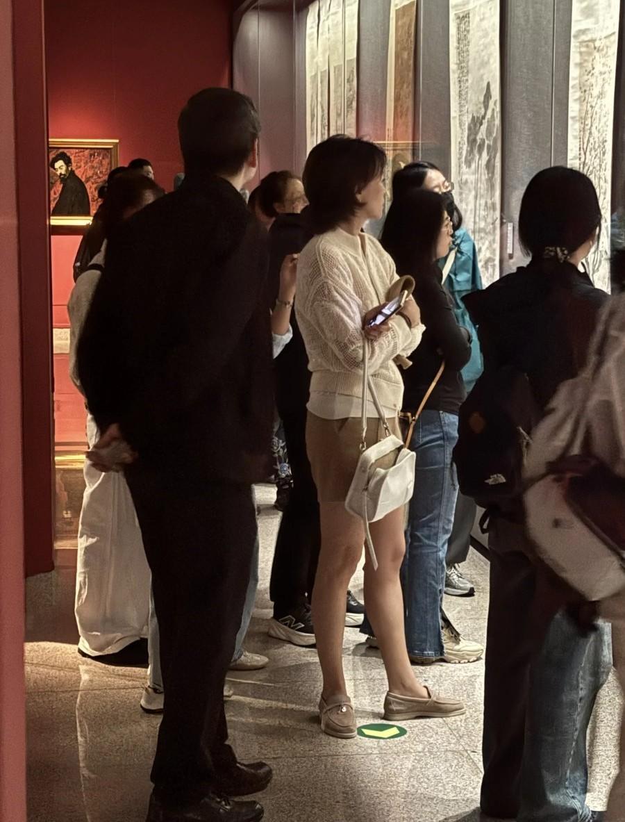 10月3日，董卿与一名戴眼镜的男子参观北京中国美术馆，董卿打扮朴素，有中年大婶的