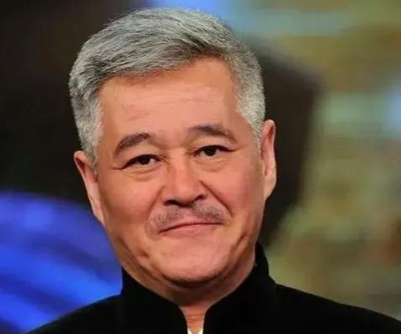 一天晚上，劳累了一天的赵本山正要上床睡觉，媳妇马丽娟忽然凑了过来：“老赵，有点事