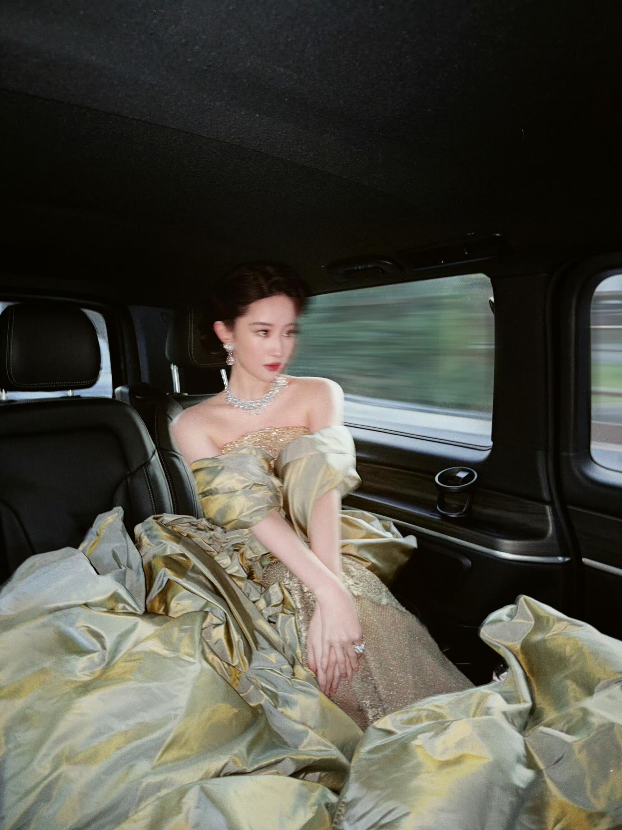 车里的刘亦菲车里的刘亦菲完全是宝格丽女王巡视自己的领地刘亦菲女王巡视自己的领地