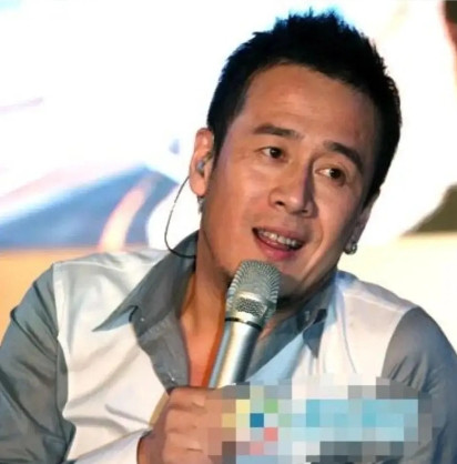 有一次，有人问到杨坤：“你觉得李宇春和张靓颖这两个人，谁的唱功最好呢？”杨坤非常