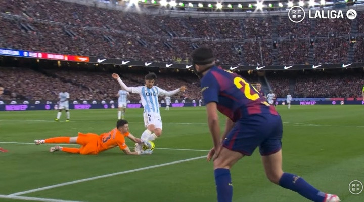 西甲裁判评议: 霍安扑救不犯规没有点球, 巴萨任意球为误判