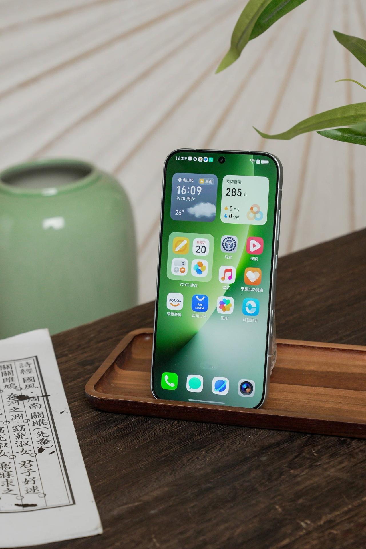 以前买手机总要在续航、拍照、手感之间做选择题，荣耀Magic8直接给了全选题。