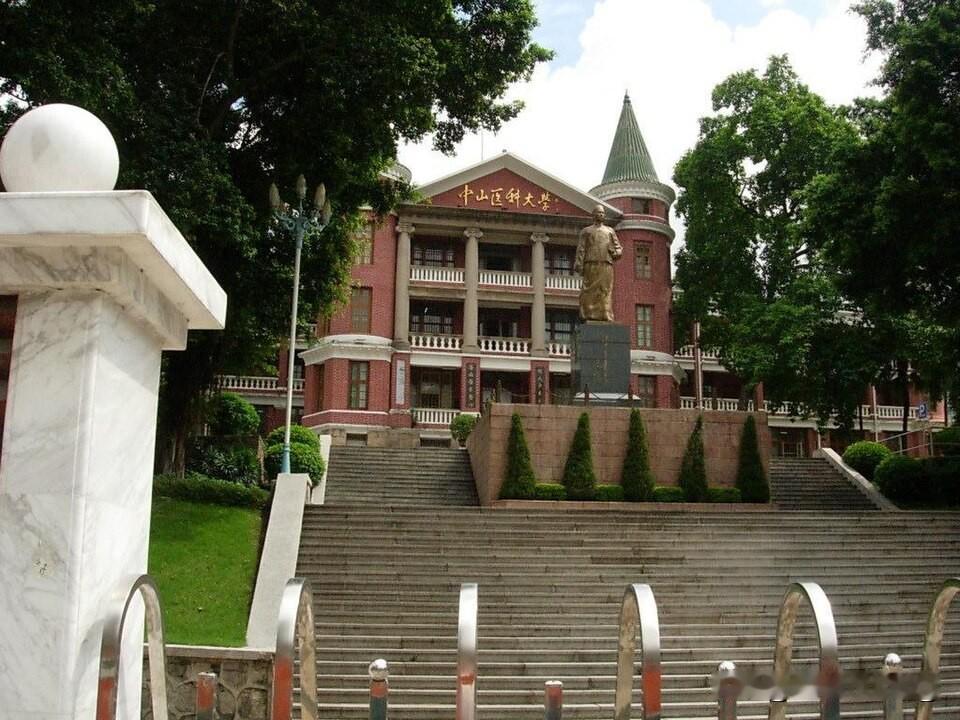 国内十大医学院1. 北京协和医学院国内医学绝对天花板，实行医科院与医学院院校合一模式。临床医学、基础