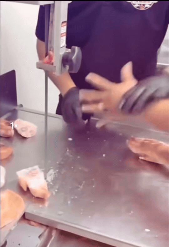 本来以为只是切猪蹄，旁边这只手配合得也太逼真了，瞬间视觉错觉拉满，看着都捏一把冷