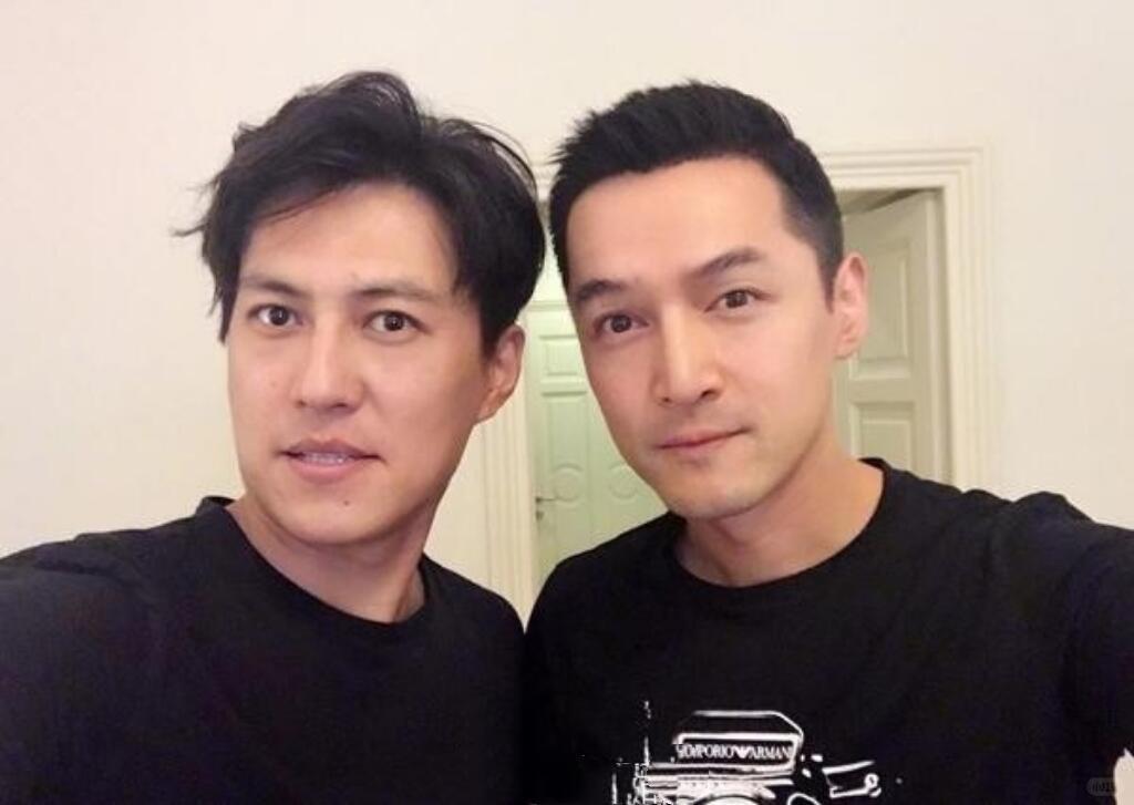 靳东与胡歌：从戏里明家兄弟，到戏外十年知己的硬核兄弟情两人的友情依托《伪装