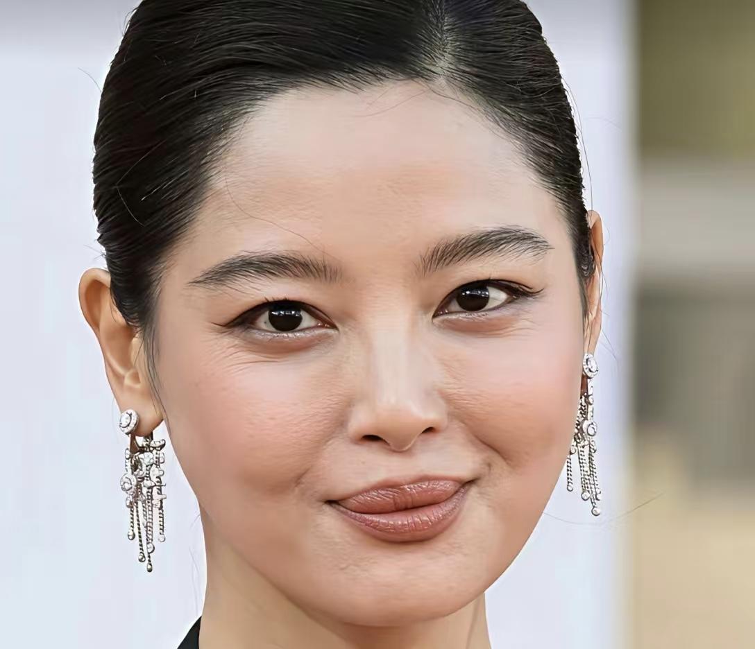 辛芷蕾这个嘴唇，远远看着非常的性感，但是把镜头怼脸看的话，看着总有那么点奇怪或者