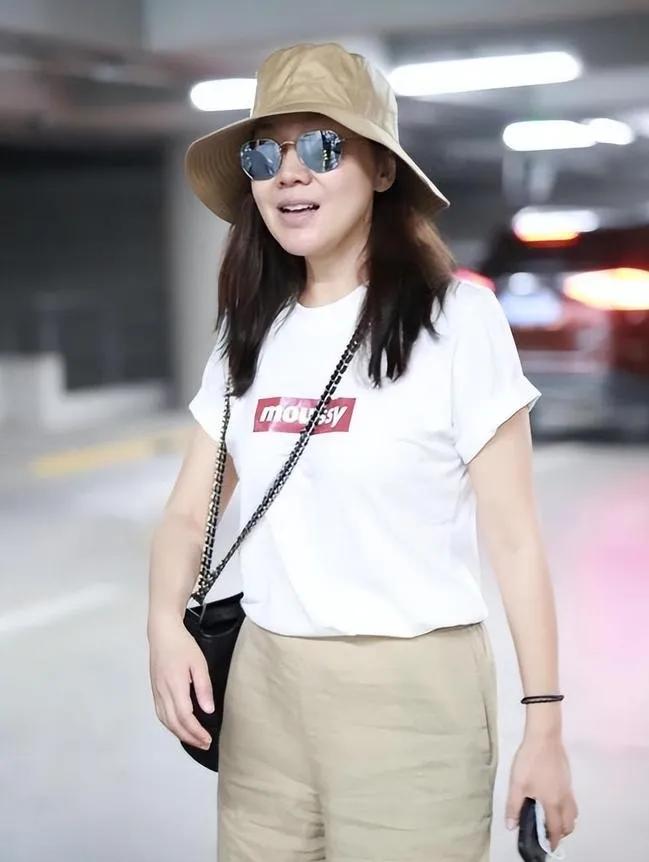中年女人别再穿花花绿绿了！闫妮这身清爽耐看纯色基础款干净大方，八分裤刚好露出脚