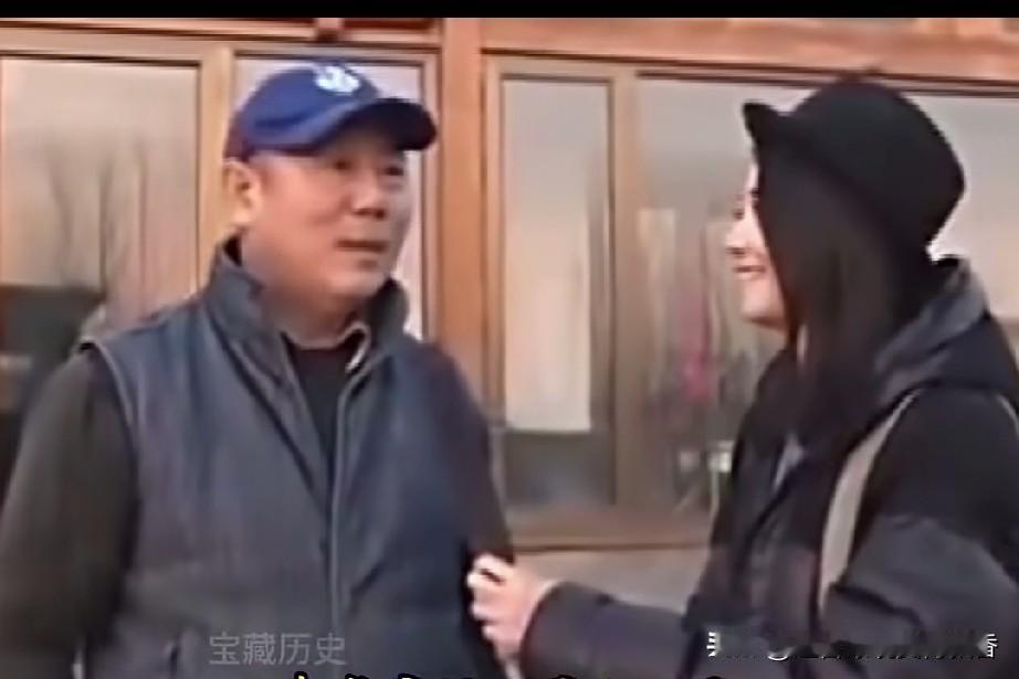 演员李成儒的家，大到什么地步呢，院子里栽了400棵樱桃树，少说也有好几亩大吧。当