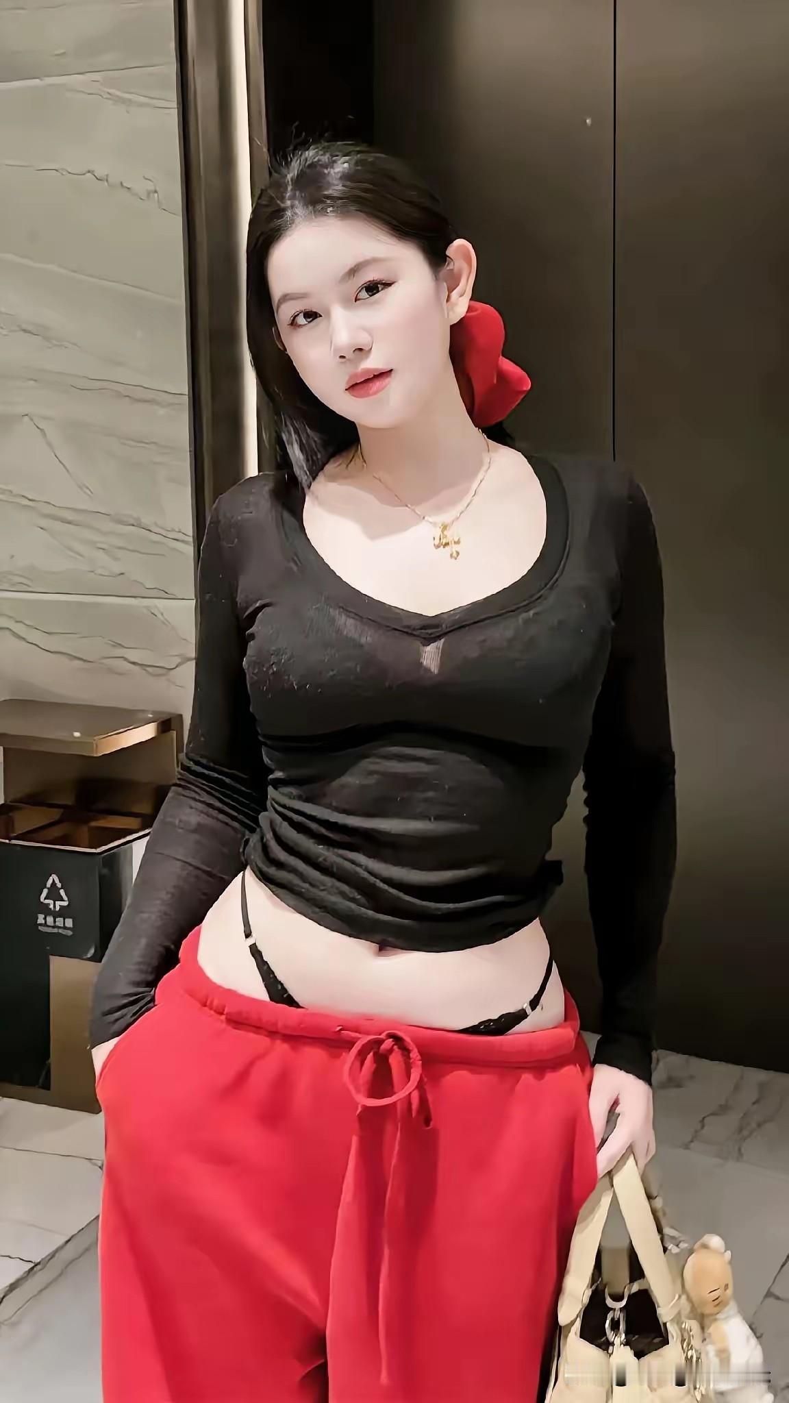 这位佳人容貌出众，肌肤也颇为细腻，可为何要如此穿着呢？非要露出裤子和肚脐。这真的