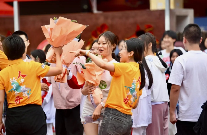 高考终于结束了，我妹做出来五个决定：1.先准备3万块钱的预算。给孩子换电脑、换