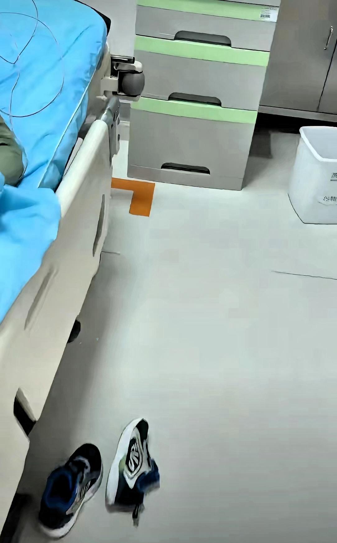 江苏一小男孩，趁妈妈上厕所不注意，偷偷喝了一整瓶美林，高达100毫升。​她