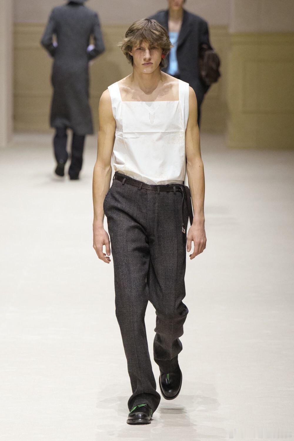 Prada2026秋冬男装系列🌻精准剪裁的长款大衣、内搭衬衫的外翻袖口是视觉