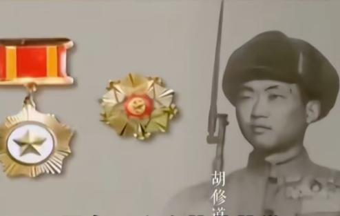 1952年，上甘岭战役中，一名新兵守阵地时，见美军冲来十分慌乱，忽然瞥见敌指挥官