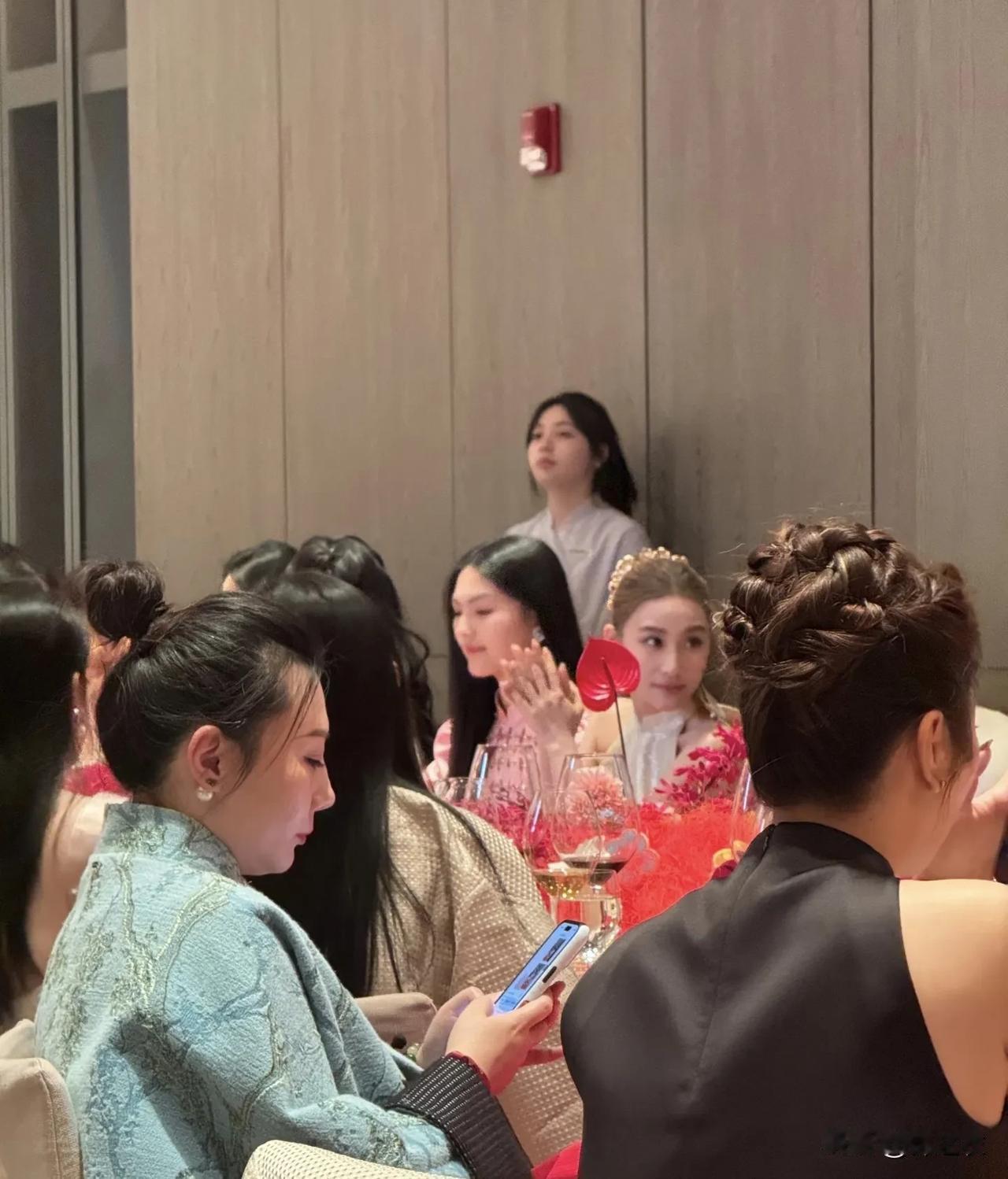 怎么会有人拿王诗龄跟何小姐比啊！毕竟王诗龄还只是一个孩子。所以她在这种场合而