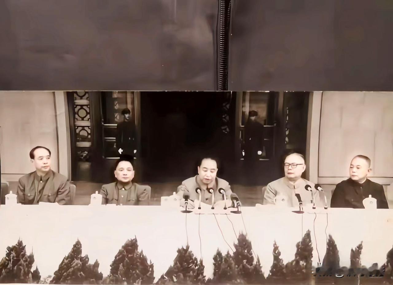 🍁1977年9月9日，由叶剑英主持的毛主席纪念堂落成典礼，隆重举行，照片是主席