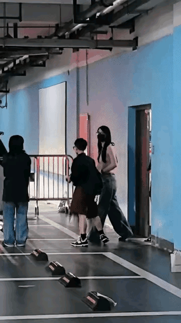 娜扎的闺蜜也很漂亮。身材也非常好，穿露脐装很性感，很时尚