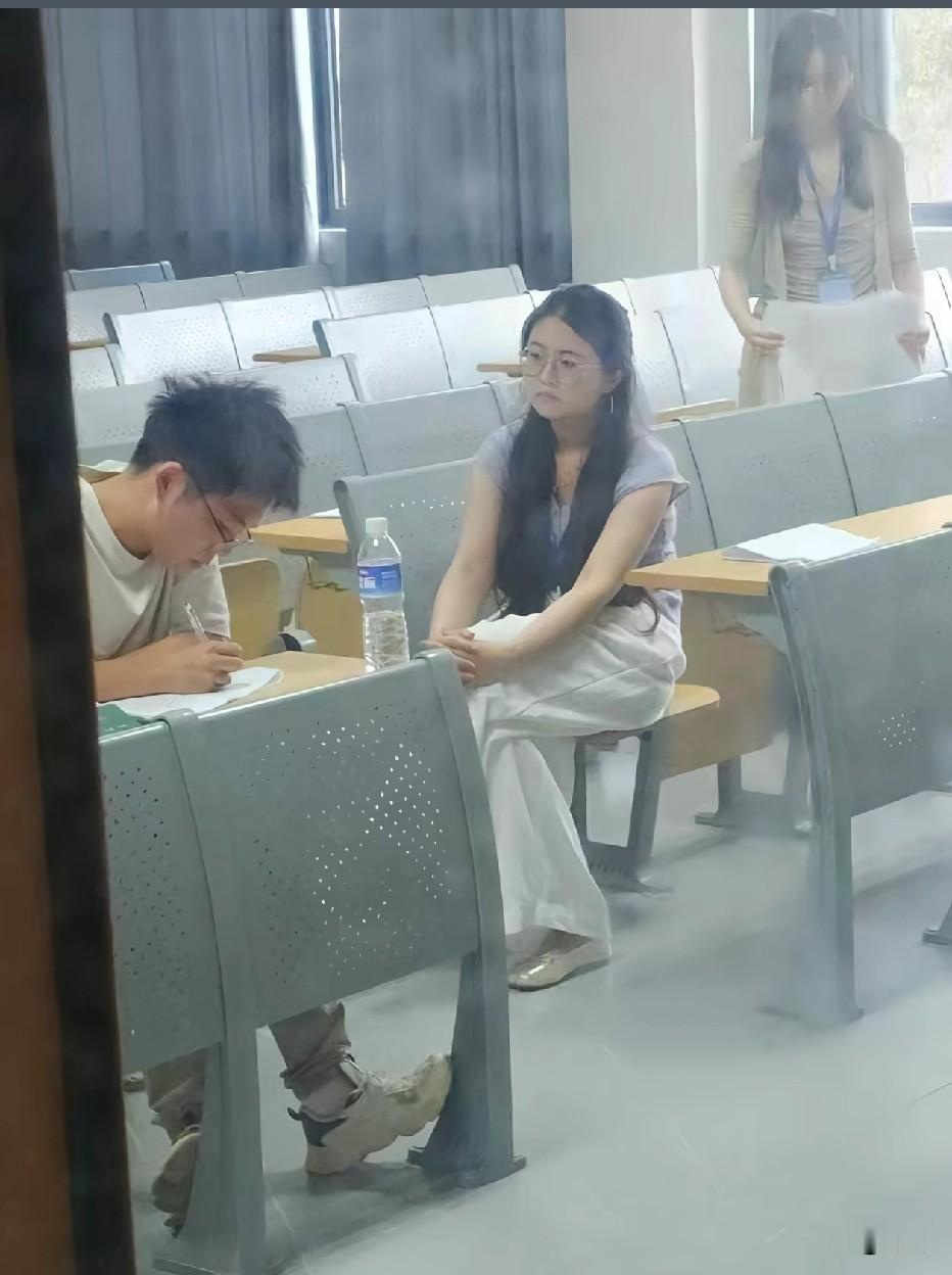 走又不甘心，想写也不会写，想抄也抄不了[哭哭]