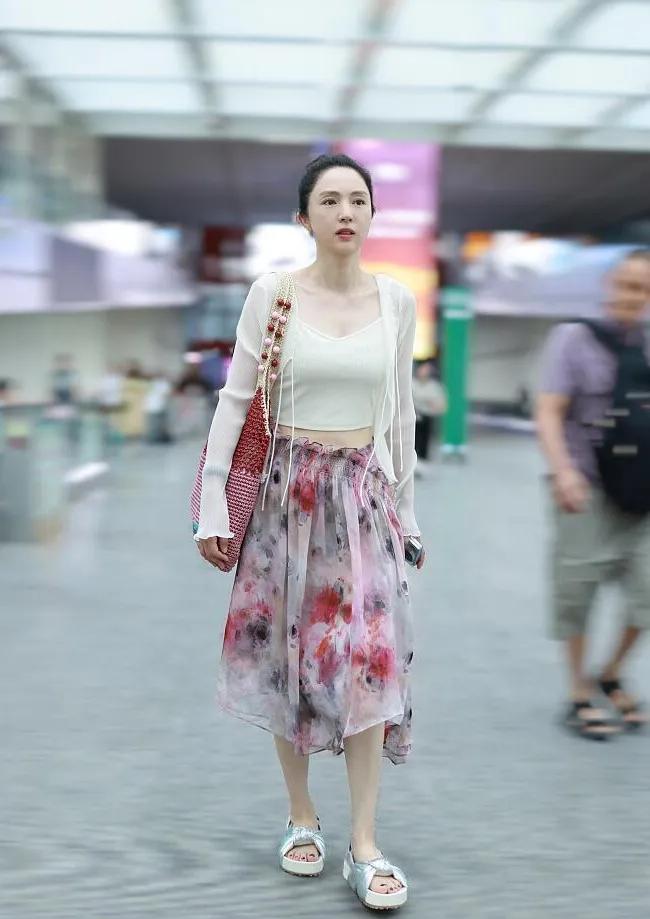 董璇机场私服太会穿了！🌸董璇这组机场路透真的好戳我！白色针织小背心+薄透