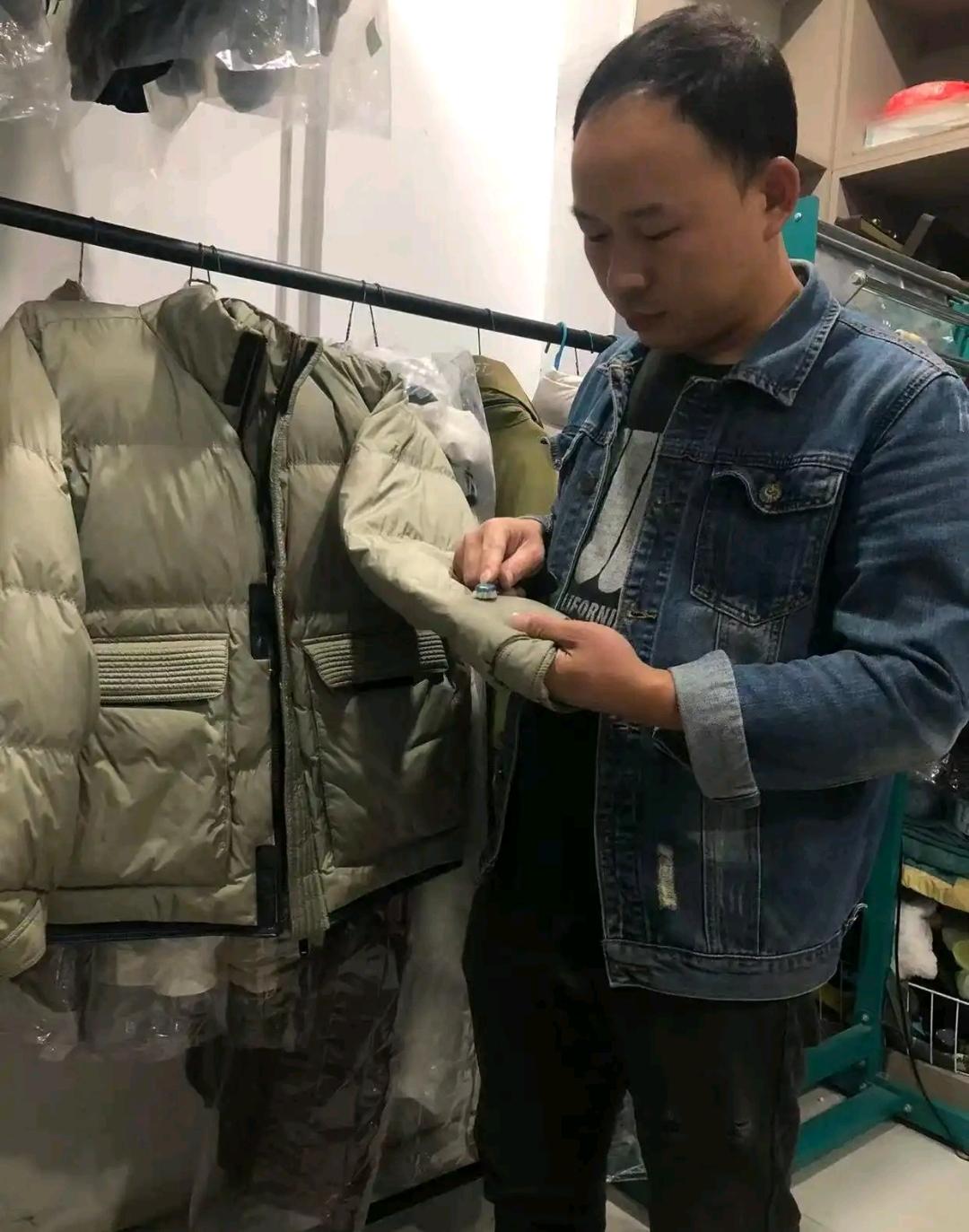 又到了买棉衣买羽绒服的季节了，武汉一位干洗店店主坦诚提醒消费者，选购羽绒服时尽量