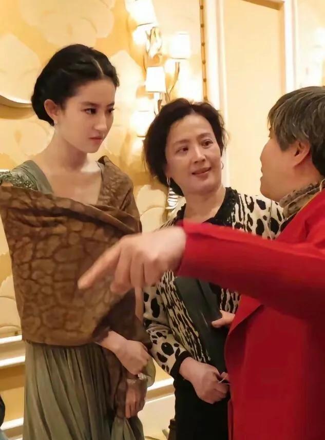 难怪刘亦菲这么漂亮，看看她妈妈，也是大美女一枚，非常有气质。#明星刘亦菲#