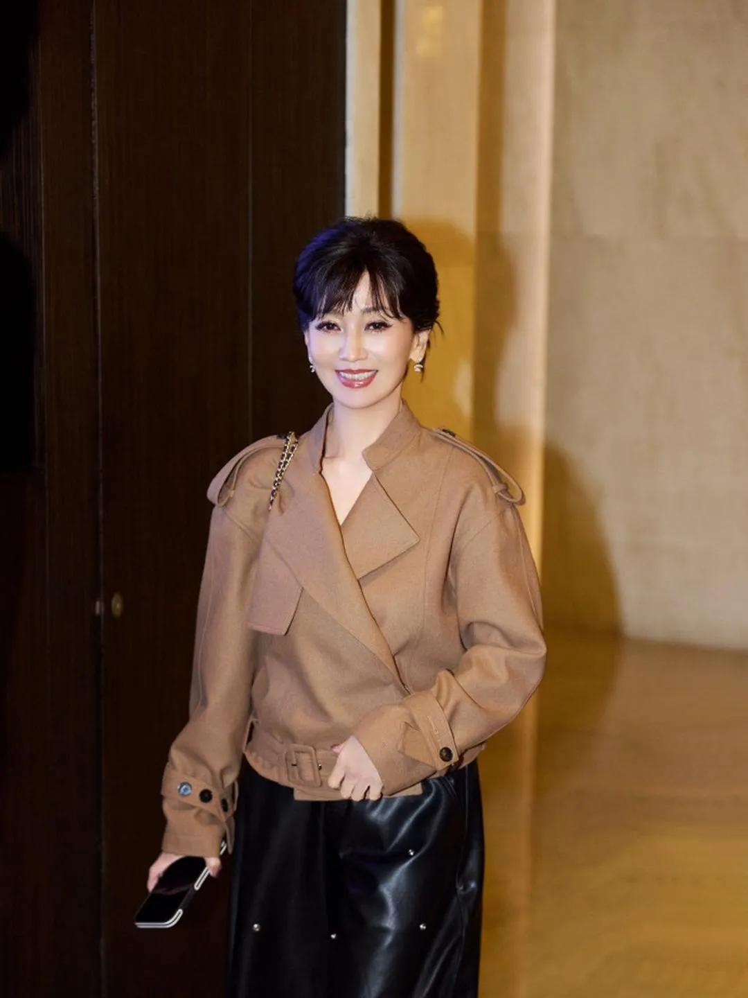 赵雅芝真的是奶奶辈穿搭的天花板！🧡驼色短款夹克搭配黑色铆钉皮裤，简约又高级