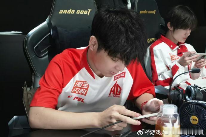 AG花花首周淘汰王春季赛首周淘汰王给到AG花花，可以说是实至名归，赛场上的判断和