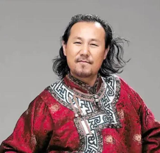 2000年，腾格尔在蒙古的所有酒楼全部倒闭，老婆也离婚了，价值85w的玉马，在醉