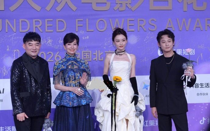 今天赵雅芝在出席百花奖颁奖典礼的时候搭配的非常有华丽气息，也很有古典风韵。赵