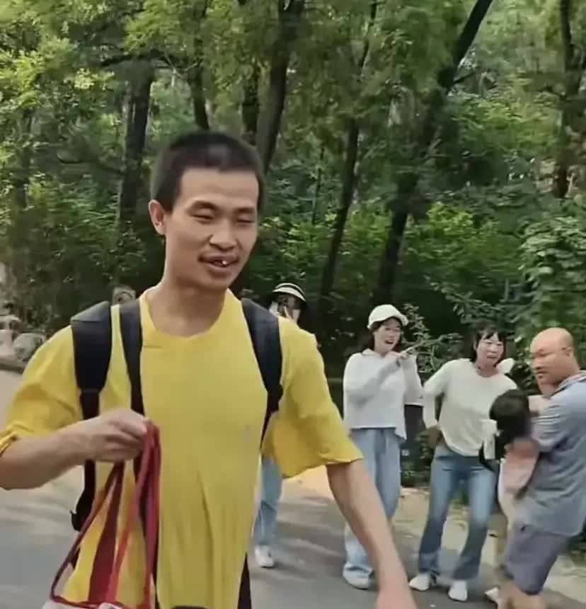 韦东奕的家人已经意识到了。他虽然在数学领域是天才。​但是存在一个