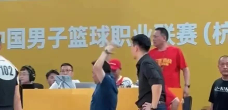 广厦认错？楼总大闹技术台，有CBA领导给手势，让其保持安静！他的手下，在北汽