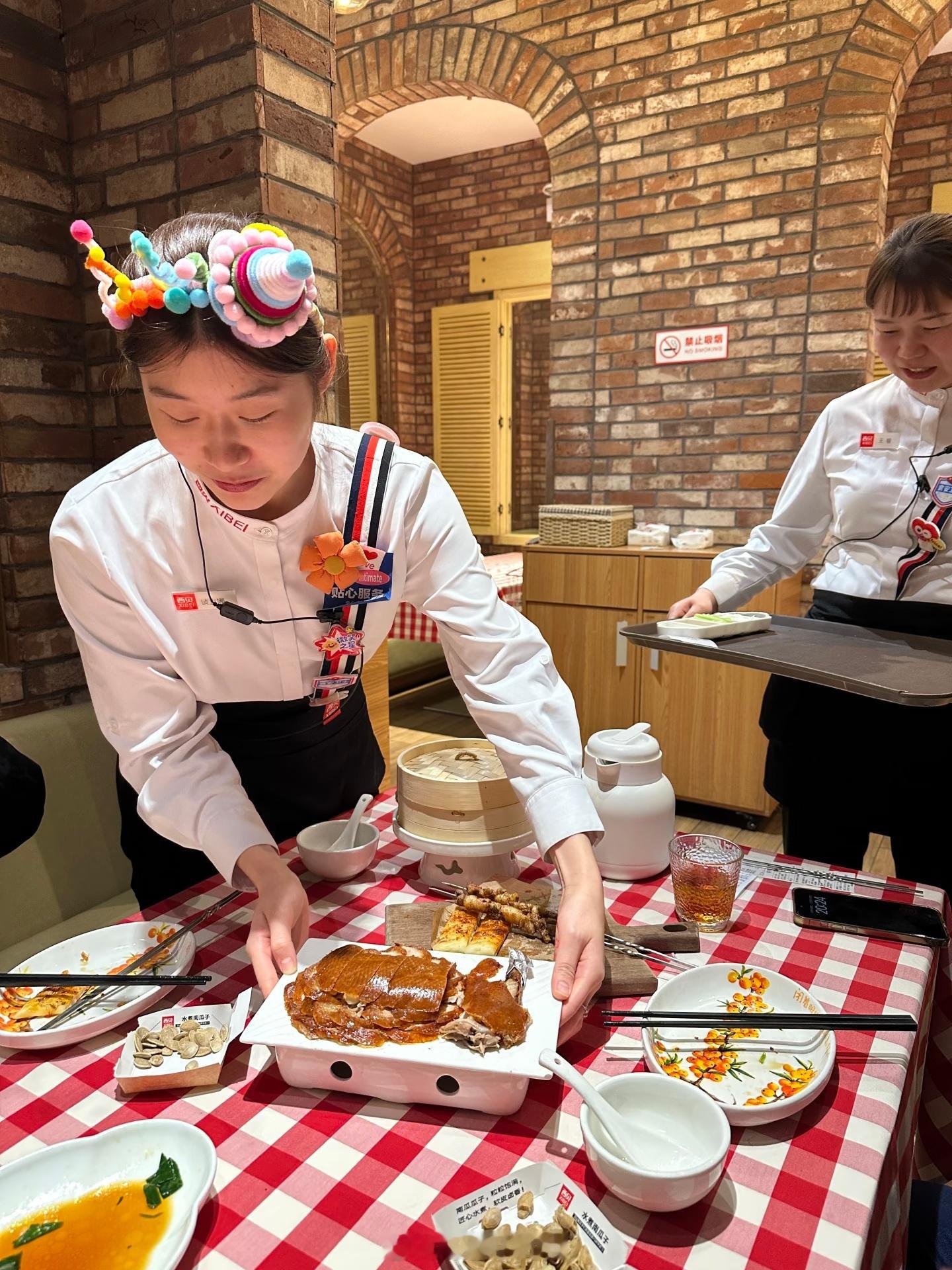 西贝也算是重回正轨了，上次路过一家店，店里人还挺多的据说菜品降价，员工涨薪，还有