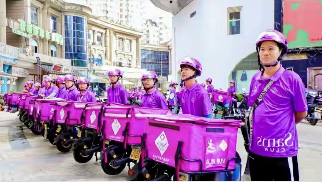 济南山姆云仓已经开始运作了，山姆配送员衣服和箱子是紫色的，这颜色为济南大街小巷增