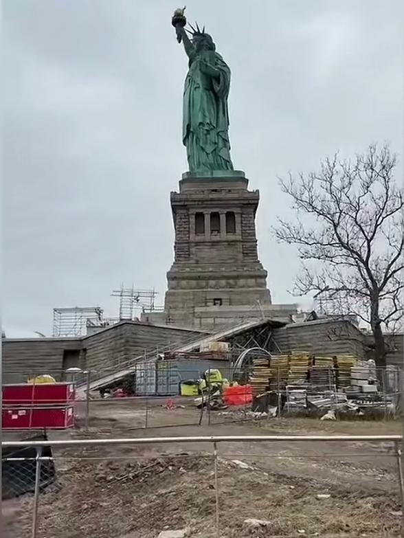 难以置信！自由女神像下面，垃圾成堆，太令人不可思议了，这可是至今为止，很多人心