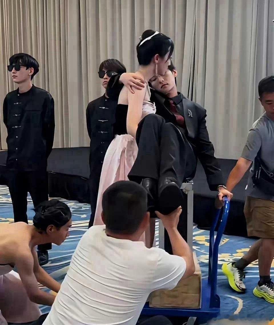 短剧里抱男主原来是这么拍的呀