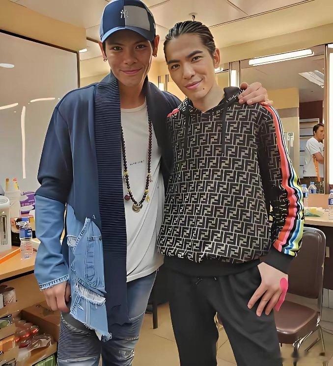 同样都是干儿子萧敬腾得到的宠爱可要比黄晓明得到的宠爱多得多除了长相太过相似这点外