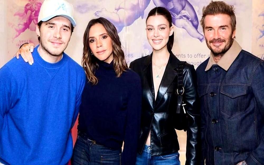 婚礼本该是新人主场，维多利亚却抢戏。她把儿子搂得死紧，贴脖蹭脸，舞跳得跟情