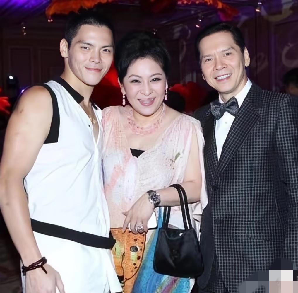 向佐现在估计比吃了苍蝇还难受，他怎么也想不到父母眼中，身为富二代的他，却是这