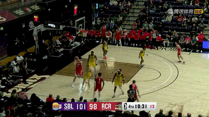 开拓者新星杨瀚森真是予取予求！在今天进行的撕裂之城混音和南湾湖人的比赛中，当时比