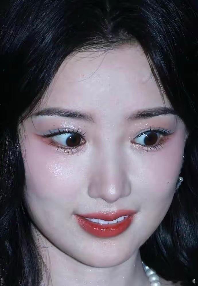 毛晓彤的皮肤也太嫩了吧，细腻透亮，满满的少女感。