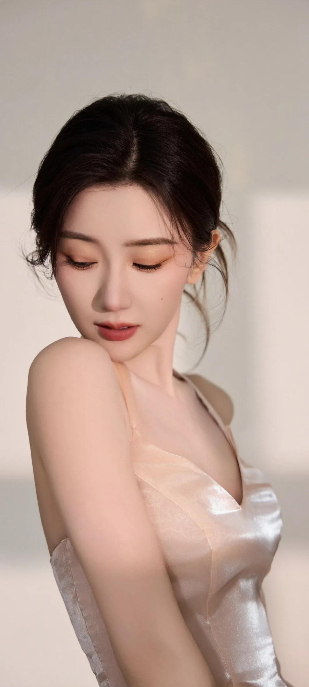 毛晓彤壁纸～一身藕粉色珠光挂脖长裙，搭配松散低盘发，温柔感直接拉满。