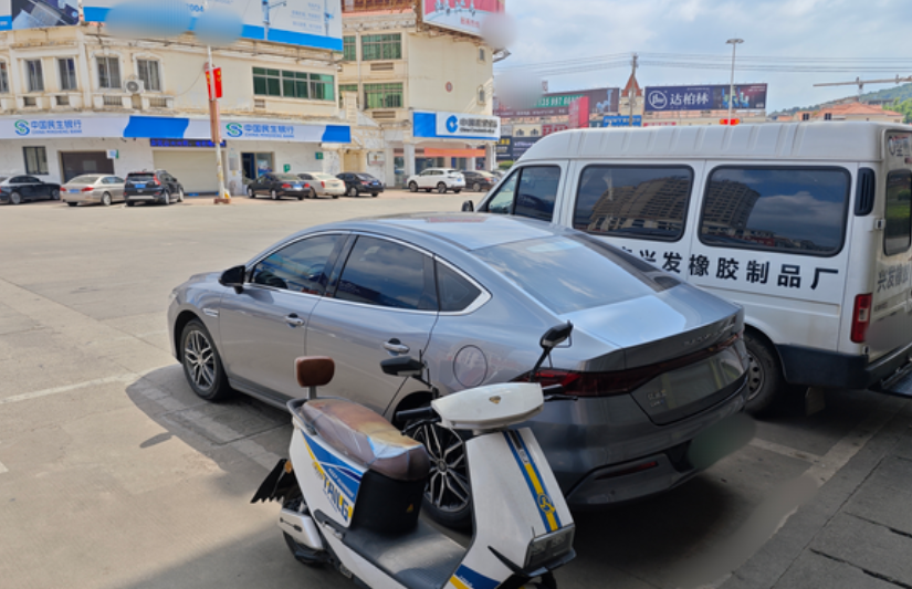 故障4S店检测不出来早上要去参加同事婚礼，中途去银行取钱，把车停银行门口，出