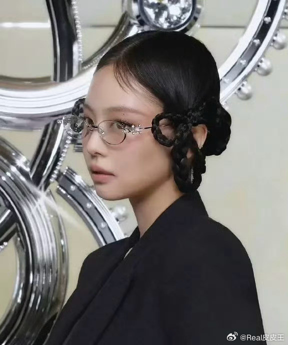 快来看看虞书欣马来西亚活动的造型生图。说是与Jennie撞了造型，你觉得好看吗？