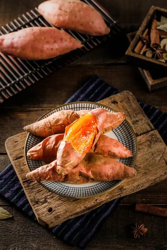 吃红薯虽好，但禁忌也不少。千万别空腹吃，红薯含糖量高，空腹会刺激胃酸分泌，让你