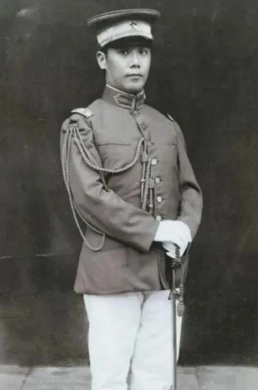 1948年，袁世凯的嫡长子袁克定流落街头，靠着老仆人捡来的白菜帮子和窝窝头充饥，